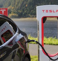 Pourquoi Tesla baisse ses prix ?